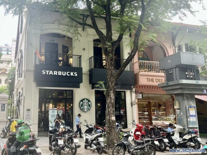 Cửa hàng Starbucks tại số 13 Hàn Thuyên giai đoạn còn hoạt động. Ảnh: Phương Uyên