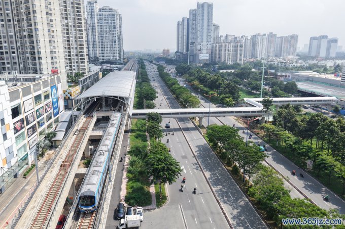 Bất động sản, chung cư, cao ốc... dọc theo xa lộ Hà Nội và tuyến Metro số 1. Ảnh: Thanh Tùng