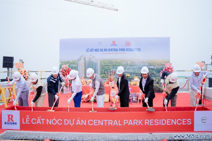 Tòa tháp Central Park Residences cất nóc sau hơn một năm xây dựng. Ảnh Phong Sơn